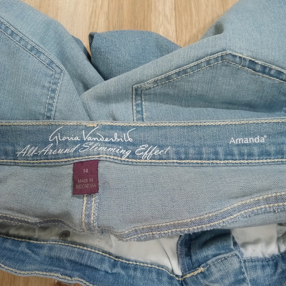 Gloria Vanderbilt Amanda Floral Embroidered Denim Shorts Light Wash Blue Size 14 - Picture 3 of 10